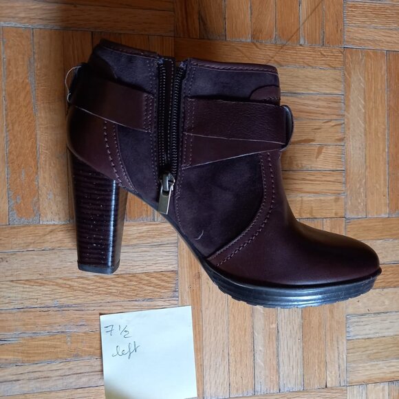 LEFT SHOE ONLY Clarks brown leather heels booties with buckle 7.5 NEW - Picture 2 of 8